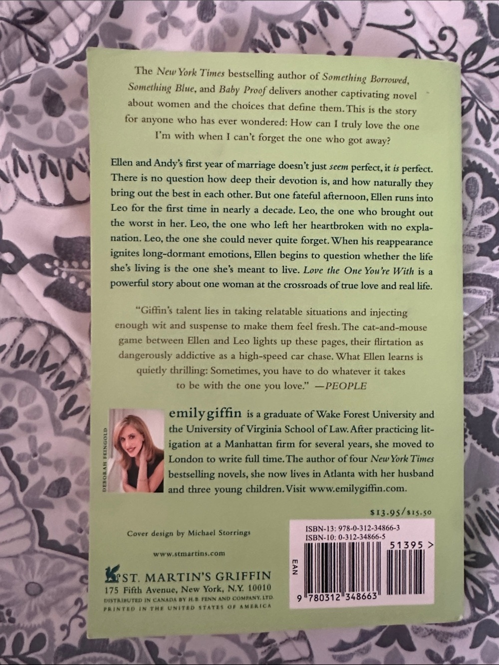 Emily Giffin "Love the One You're With" - Green Paperback - Picture 2 of 2